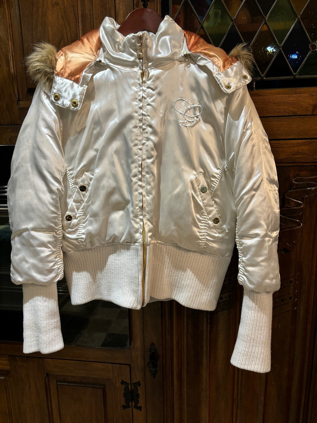 Woman’s Winter Puff Jacket with Hood dans Femmes - Hauts et vêtements d'extérieur  à Ville de Montréal