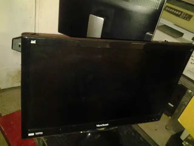 ViewSonic VX2450wm-LED 24'' 1920 x 1080 DVI VGA LED Monitor in Other in City of Montréal - Image 2