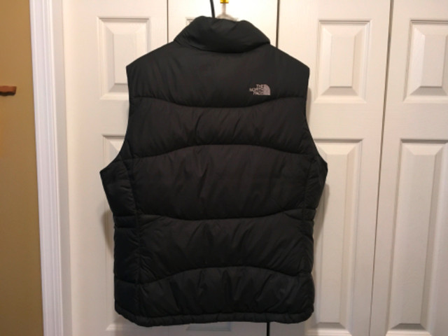 North Face Women’s 550 Puffer Vest in Women's - Tops & Outerwear in Calgary - Image 2