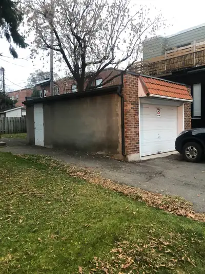 Easy access indoor garage space. St Zotique street and 10th ave Size 20ft long 16ft wide 6.5ft high...