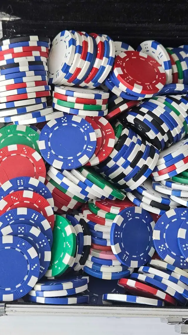 Poker Chips 450- Count Unmarked  in Hobbies & Crafts in City of Montréal - Image 5