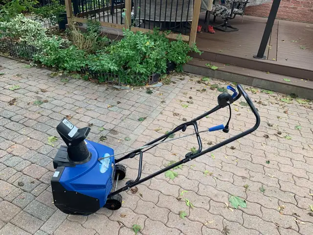 Yardworks Snow Blower in Snowblowers in Markham / York Region - Image 3