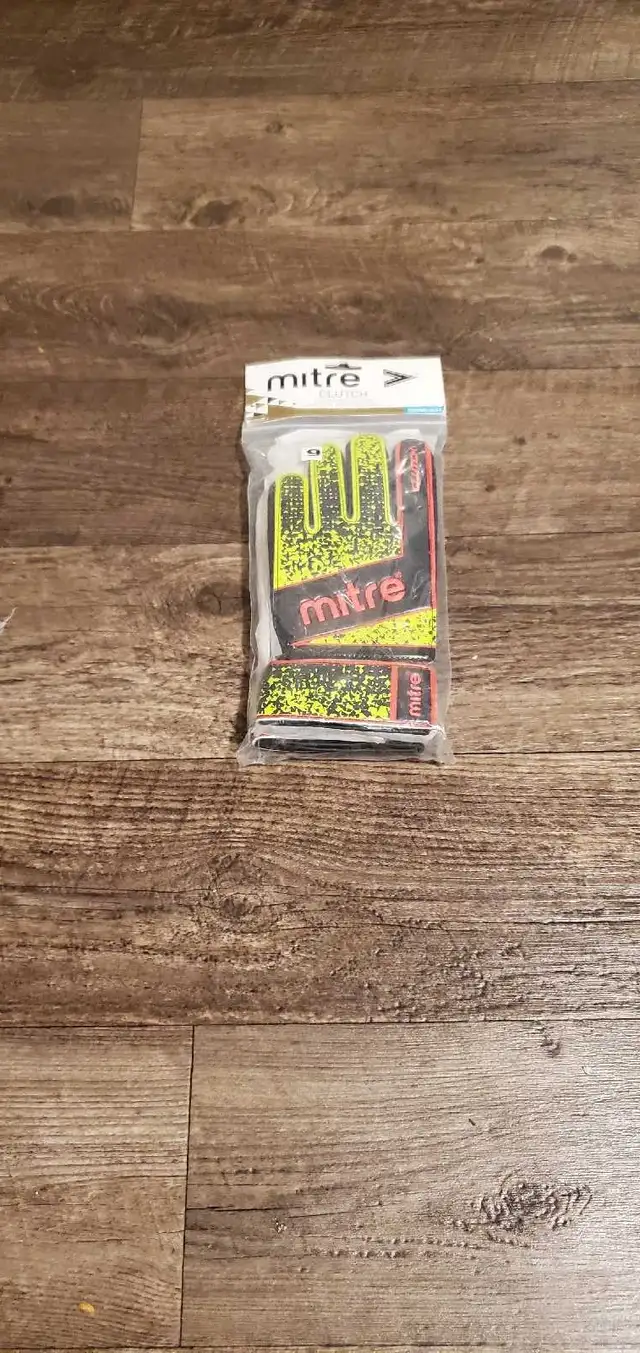 Brand New MITRE Goalkeeper Gloves in Soccer in Barrie - Image 4