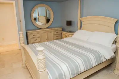 luxury condo near square one