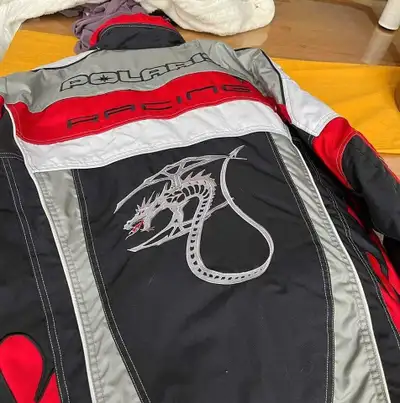 Je vends ce manteau Polaris Racing en excellente condition! Ce manteau est parfait pour rester au ch...