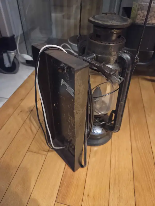 Vintage Lantern Lamp in Indoor Lighting & Fans in City of Toronto - Image 4