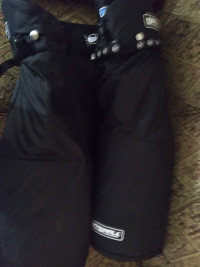 Medium sized black Winwell hockey pants, in excellent conditio n
