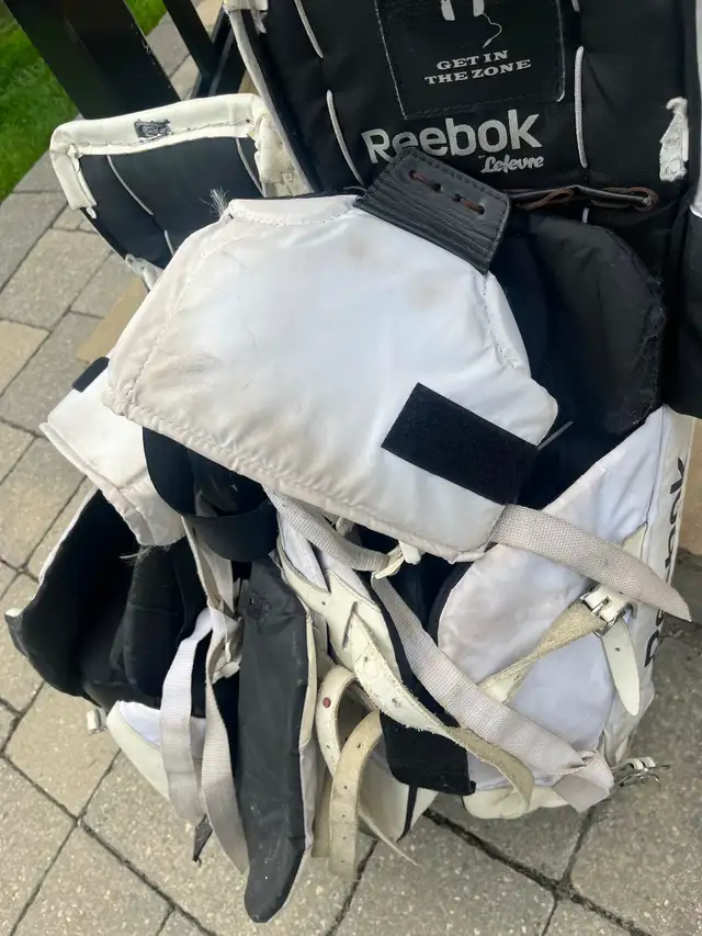 Ice hockey goalie equipment in Hockey in Oakville / Halton Region - Image 5