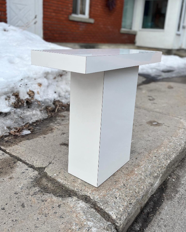 Postmodern minimalist T shaped laminate console table dans Autres tables  à Ville de Montréal - Image 3