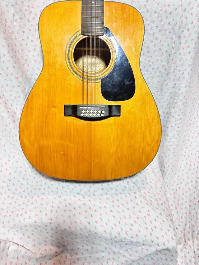 Yamaha 12-string guitar63008307655937123