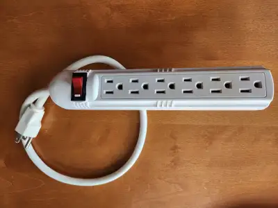 Barre d’alimentation à 6 prises 15A, 125v, 60Hz. 2” de large, View more