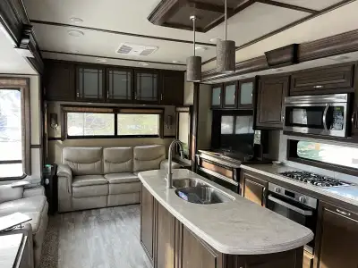 2018 Grand Design Solitude 310GK - Exceptional - Private Financing / TradePrice:$52,450 Description:...