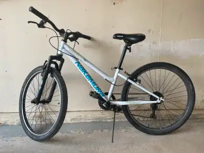Sport mountain bike for teenages，front suspension，24 inch and 7 speeds. Text: 5874399998