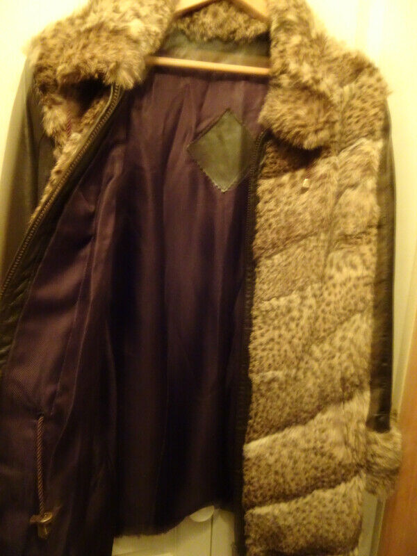 Manteau avec gants et bandeau en cuir et fourrure dans Femmes - Hauts et vêtements d'extérieur  à Longueuil/Rive Sud - Image 3