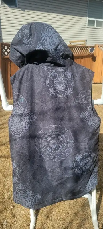 Womens  snowboard vest jacket with hood Size large ArmadaSki in Snowboard in Calgary - Image 5