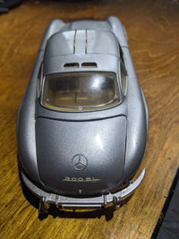 1/18 scale Mercedes 300 SEL