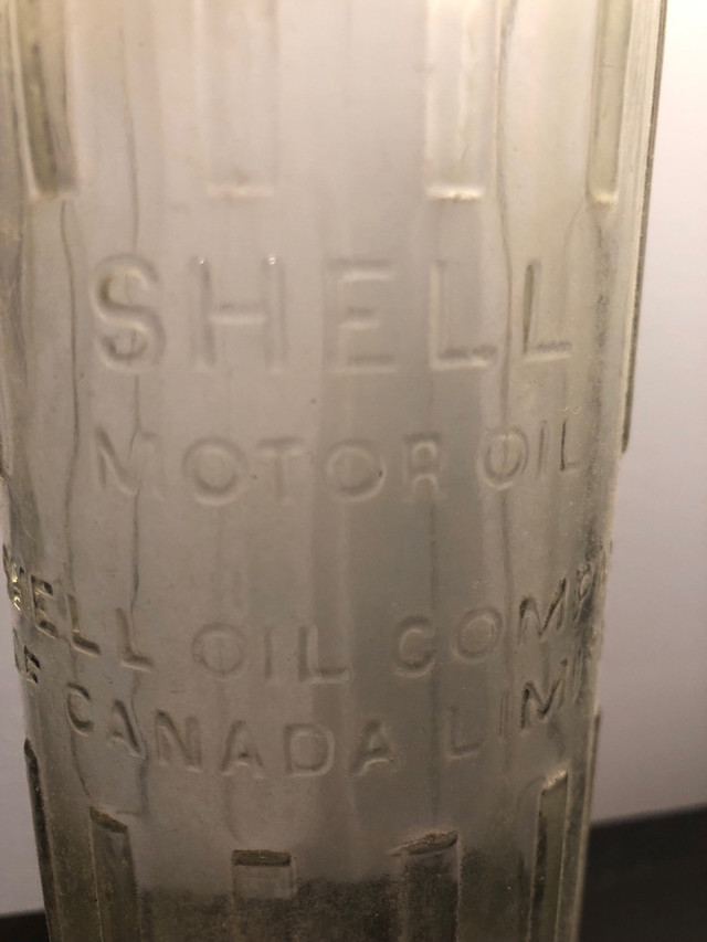 Vintage Shell Motor Oil bottle in Arts & Collectibles in Belleville - Image 3