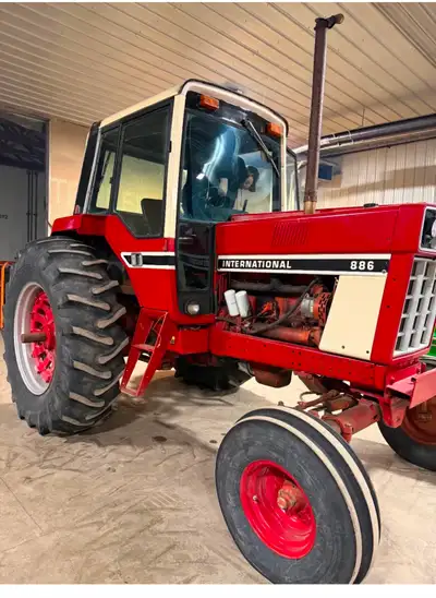 International - 8000 hours - Transmission linkage rebuilt - new hydraulic oil - 1000 & 540 PTO & 3 p...