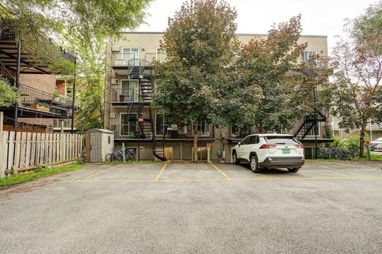 Stationnement extérieur privé à louer – près du métro Papineau — photo 2