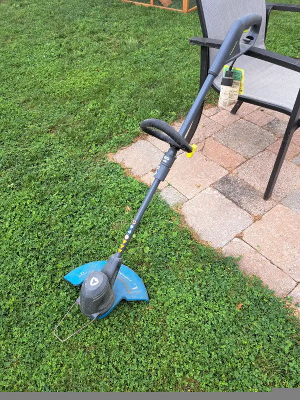 Yardworks electric trimmer in Outdoor Tools & Storage in Kitchener / Waterloo - Image 4