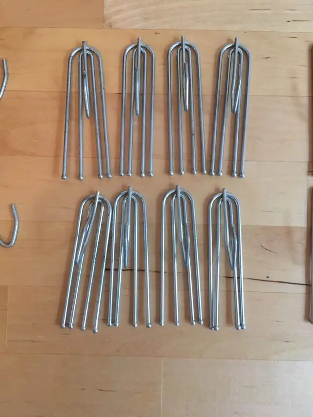 Lot 67 Crochets rideaux MÉTAL VINTAGE 4-Prong Curtain Hooks  in Windows, Doors & Trim in City of Montréal - Image 7