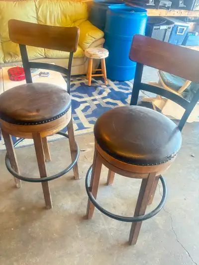 Bar stool/kitchen stools x 2 vet sturdy decent condition 60$ for both pickup text only