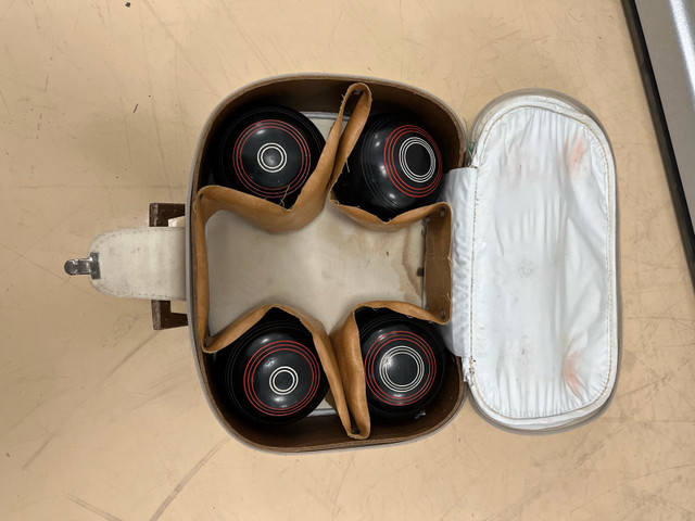 Lawn Bowling Balls with Case in Curling in Oshawa / Durham Region - Image 2