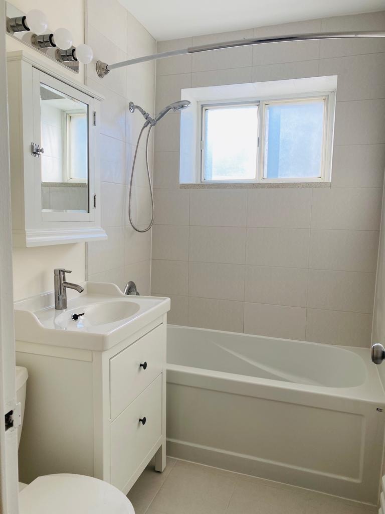 2 BD apartment @ Bathurst & Finch, newly renovated only 2090$ 4