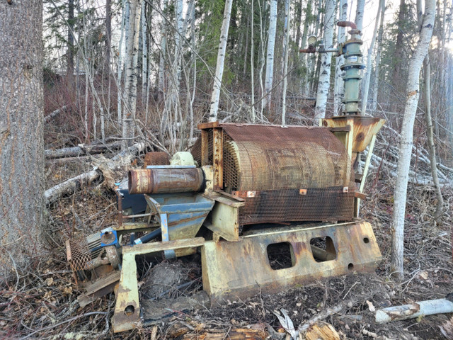 Ball mill with balls and slurry pump in Other in Quesnel