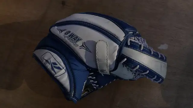 Hockey Goal pads and gloves (Youth) in Hockey in Calgary - Image 4