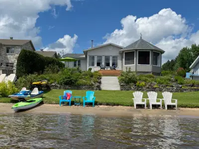 Unique sur le marché! Chalet sur le bord de l'eau du grand lac Maskinongé, avec plage privé située d...