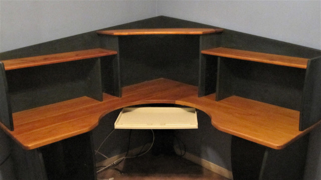 Custom Made Solid Wood Corner Desk And Hutch Pull Out Keyboard in Desks in Markham / York Region - Image 2