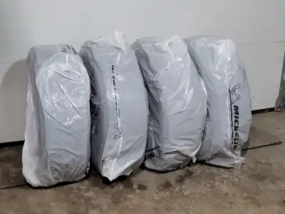 4 Michelin winter tires X-Ice Snow 245/60R18, with alloy rims, tire pressure sensors, used for 3 sea...