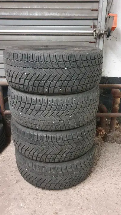 4 Winter Michelin Tires 235/55 17" in very good condition!