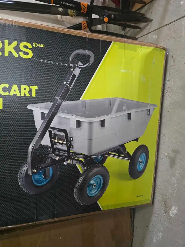 Yardworks Heavy-Duty Dumping Garden Cart in Outdoor Tools & Storage in Mississauga / Peel Region - Image 4