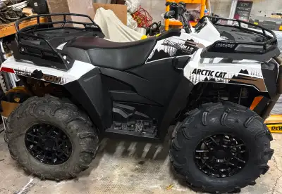 2023 Arctic Cat Alterra 600 Black Hills Edition Beautiful bike with bronze accents 1894kms Aluminum...