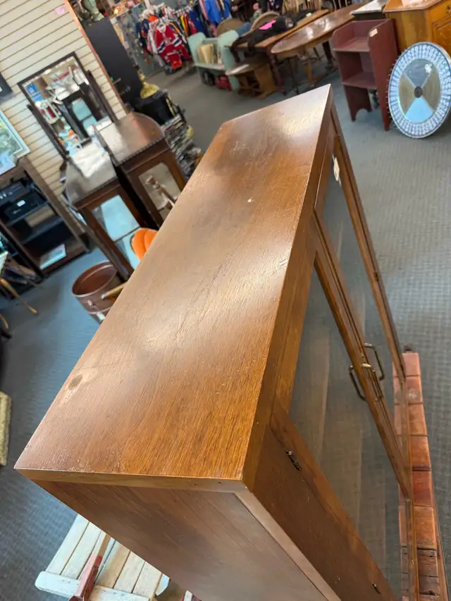 Vintage display cabinet with glass doors  in Hutches & Display Cabinets in Edmonton - Image 5