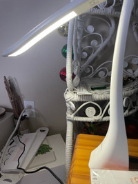 Foldable desk lamp can be used wirelessly 