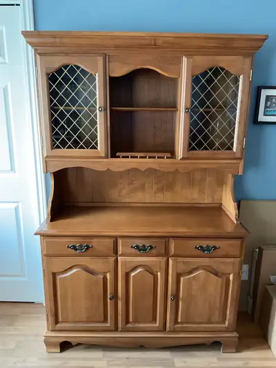 Ce vaisselier en bois est un meuble de rangement élégant et fonctionnel, parfait pour mettre en vale...