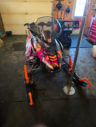 4 stroke 2016 Arctic Cat Cross Trek 7000 with 15, 550 km. Studded 134 track, heated grips and seat,...