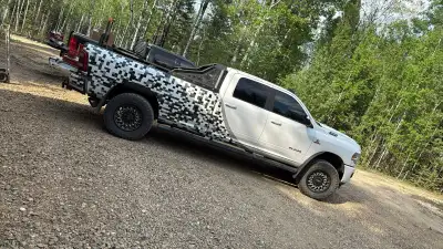 2022 ram bighorn 3500 1 ton allways parked inside 35x12.5x20 new tires June 5 Cali 20x9 wheels 0 off...