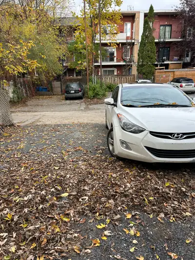 15 min du métro Joliette. Privé, proche de l’avenue Valois.