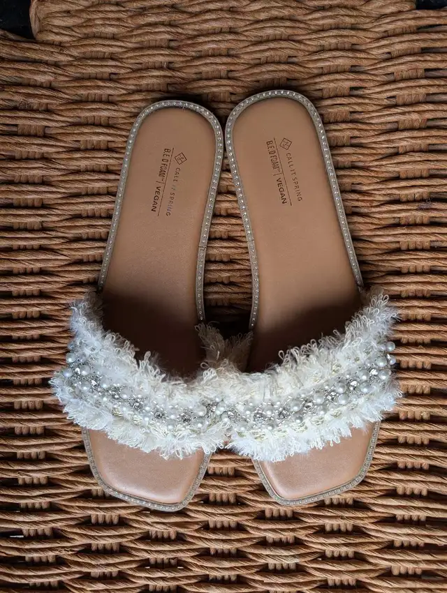 Sandals- Women's size 8 in Women's - Shoes in Napanee - Image 2