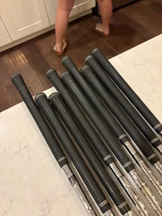 men’s right handed Wilson staff irons  in Golf in Guelph - Image 4