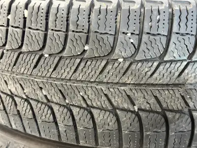 Pneus presque neuf. 10 % d’usure l’acier très propre. Aucune rouille était sur un Tiguan 2022. Pour...