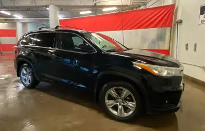 NAVIGATION! 7 passenger AWD SUV PANORAMIC MOON ROOF HEATED AND COOLED FRONT SEATS REAR HEATED SEATS...