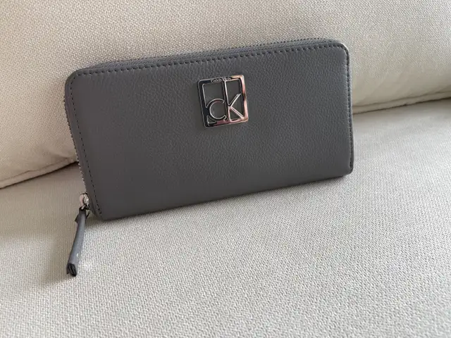 New Calvin Klein leather purse in Women's - Bags & Wallets in City of Toronto - Image 3