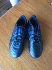 Kids outdoor soccer shoes