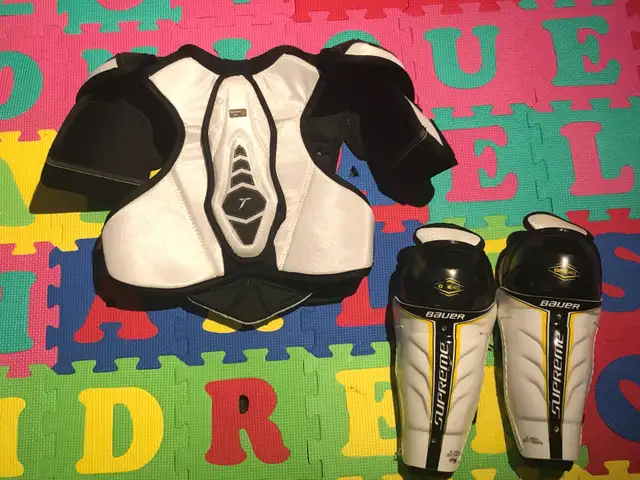 BAUER “ Supreme ONE 40” Junior Shin Pad, EXCELLENT Condition! in Hockey in Edmonton - Image 9