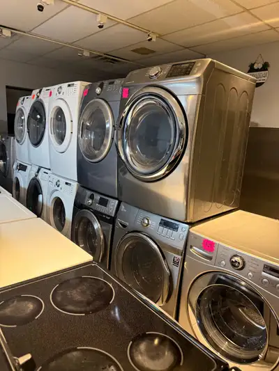 Cette laveuse et sécheuse offre une performance fiable pour tous vos besoins de lessive. Il s'agit d...